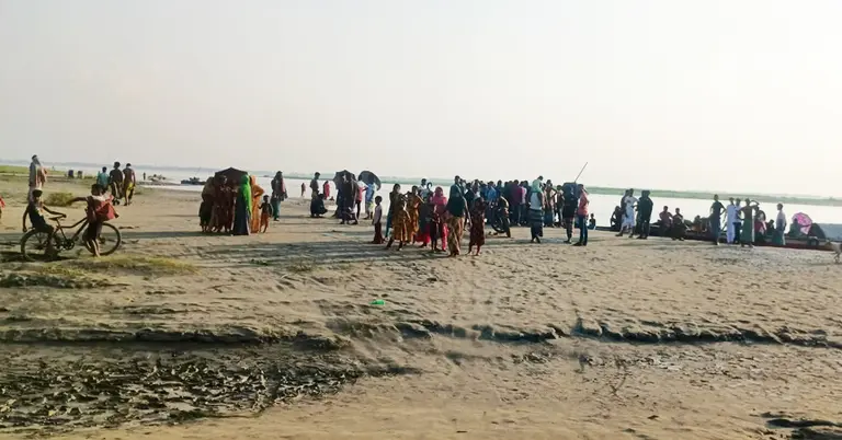 যমুনার নদীর পাড়ে এলাকাবাসীর ভিড়